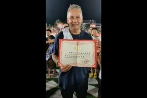 巴乔、卡洛斯“持证上岗”,两人接收榕江学校名誉足球总教练聘书